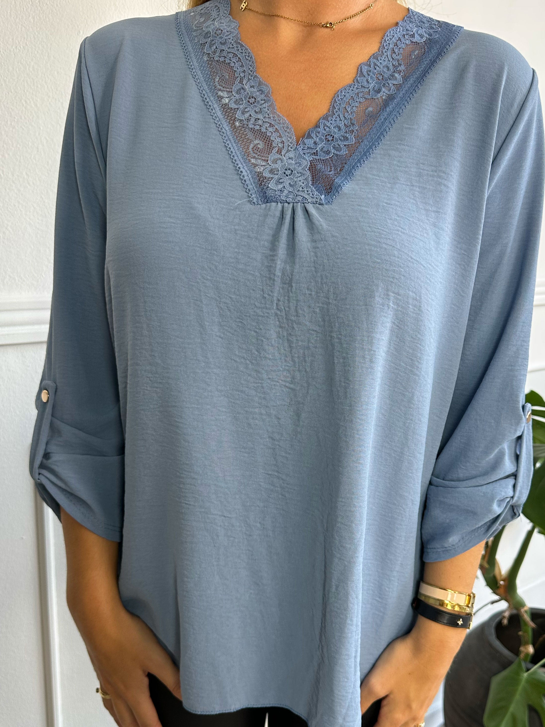 Elly Shirt - Simpel blus med spetskant